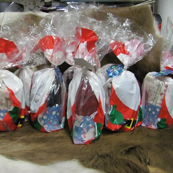 CHRISTMAS CUPCAKE SOCK PACKAGE NIP SET OF 2 - Picture 2 of 8